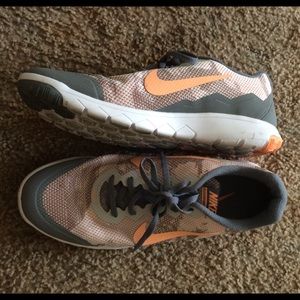 Women's tennis shoes