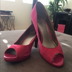Bandolino Raspberry Suede Heels