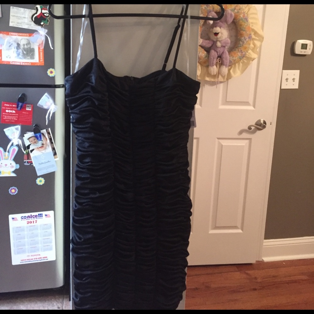 Black scrunchie black dress.