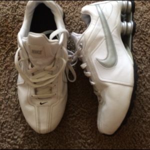 Women's tennis shoes