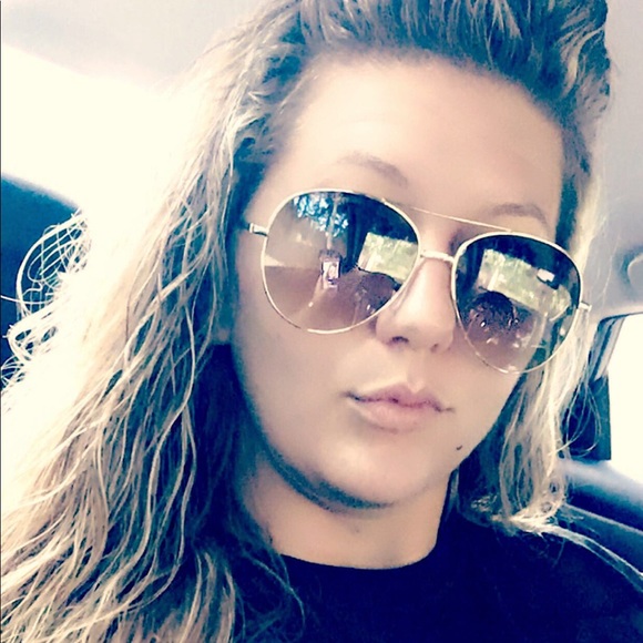 Meet your Posher, Crystal - Picture 2 of 2