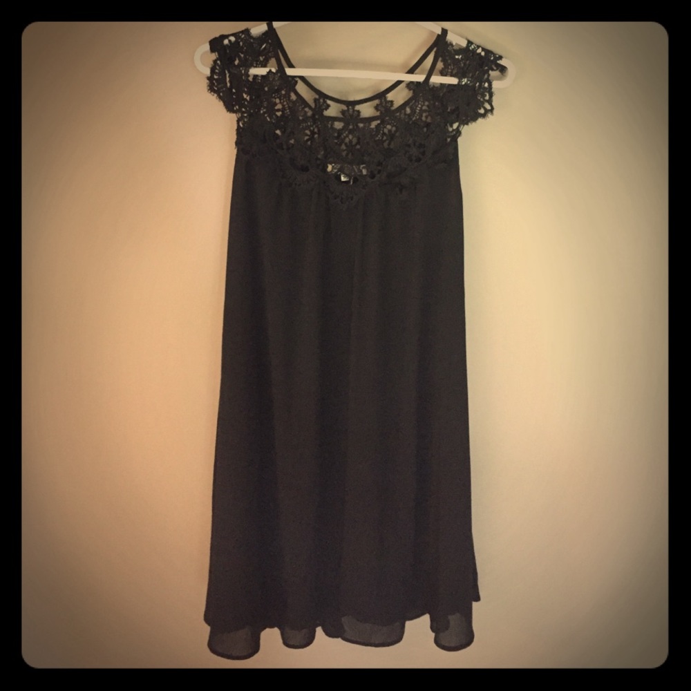 No sleeve black dress