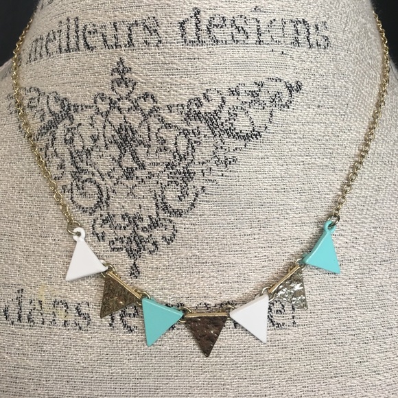 Jewelry - NEW Dainty Triangle Link Necklace