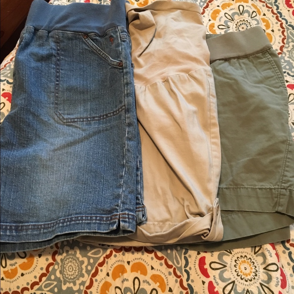Maternity shorts LOT