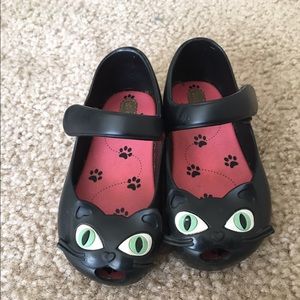 Toddler size 7 mini Melissa cat