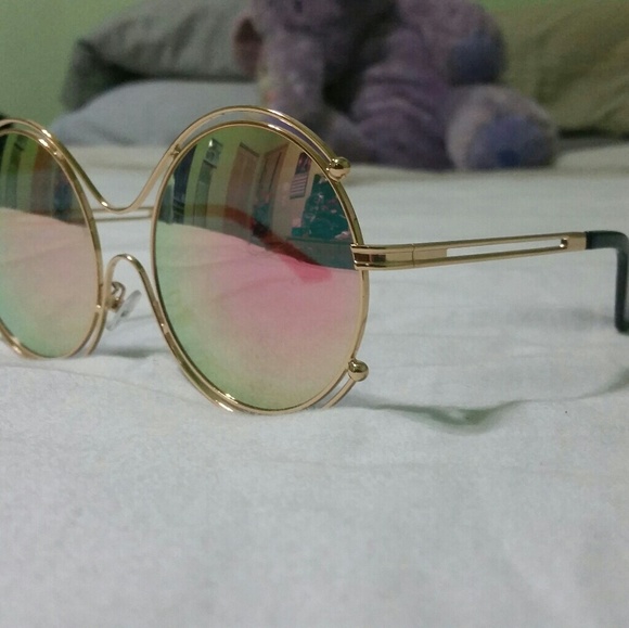 Oversized Mirrored Sunglasses - Picture 3 of 4