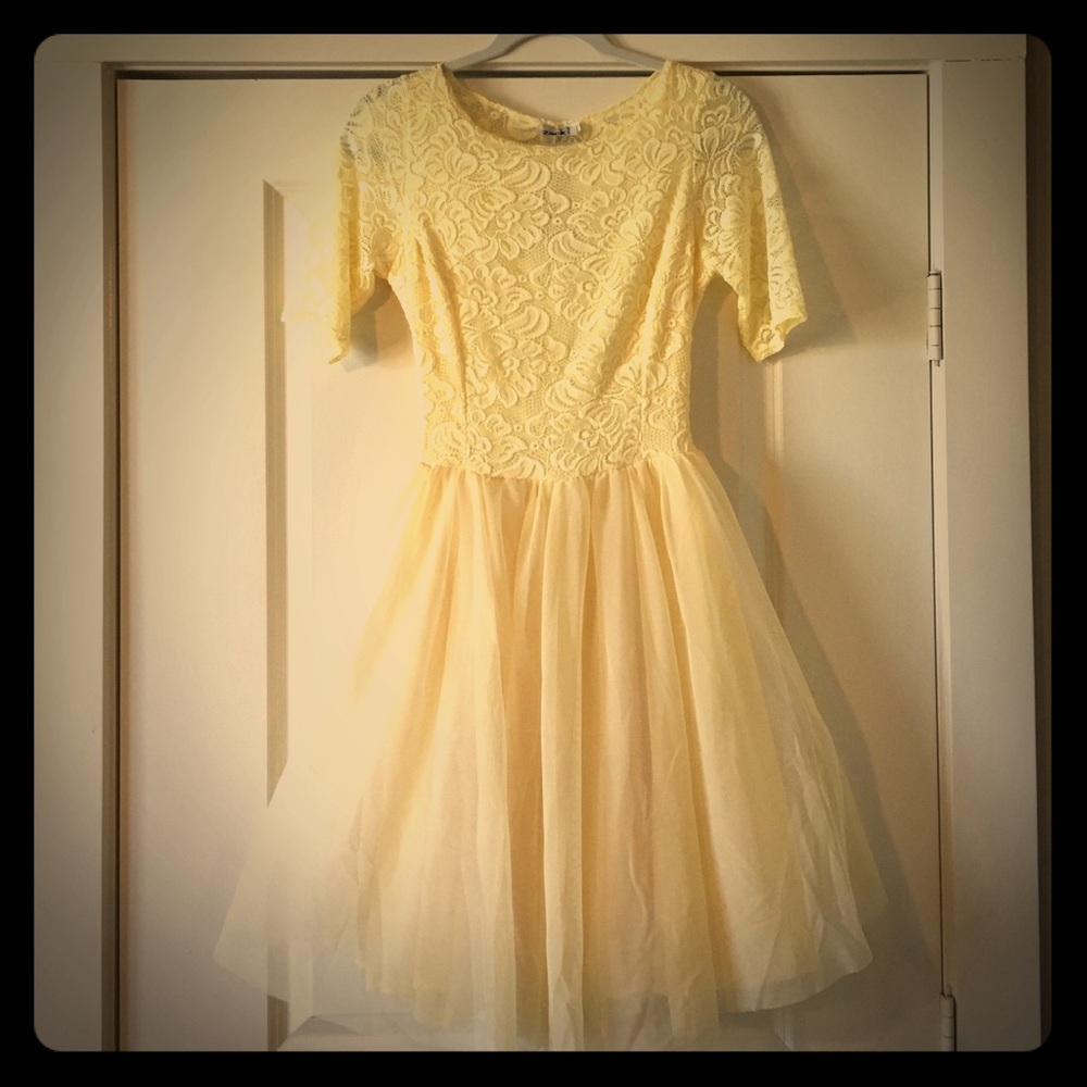 Pale Yellow Backless Lace Dress