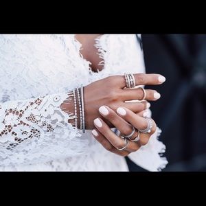 Sparkling bow knuckle ring