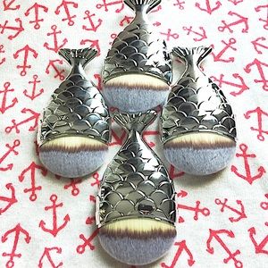 1 Mermaid Makeup Brush - Metallic Silver