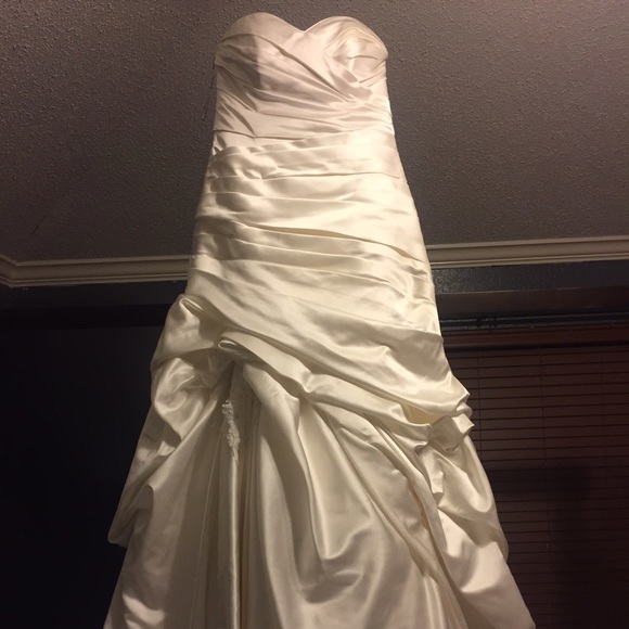 Maggie Sottero Wedding Gown - Picture 2 of 6