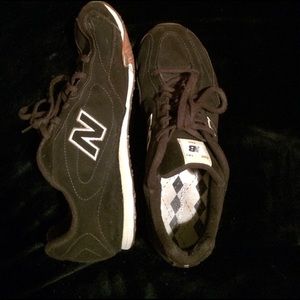 Brown women's 442 New Balance EUC