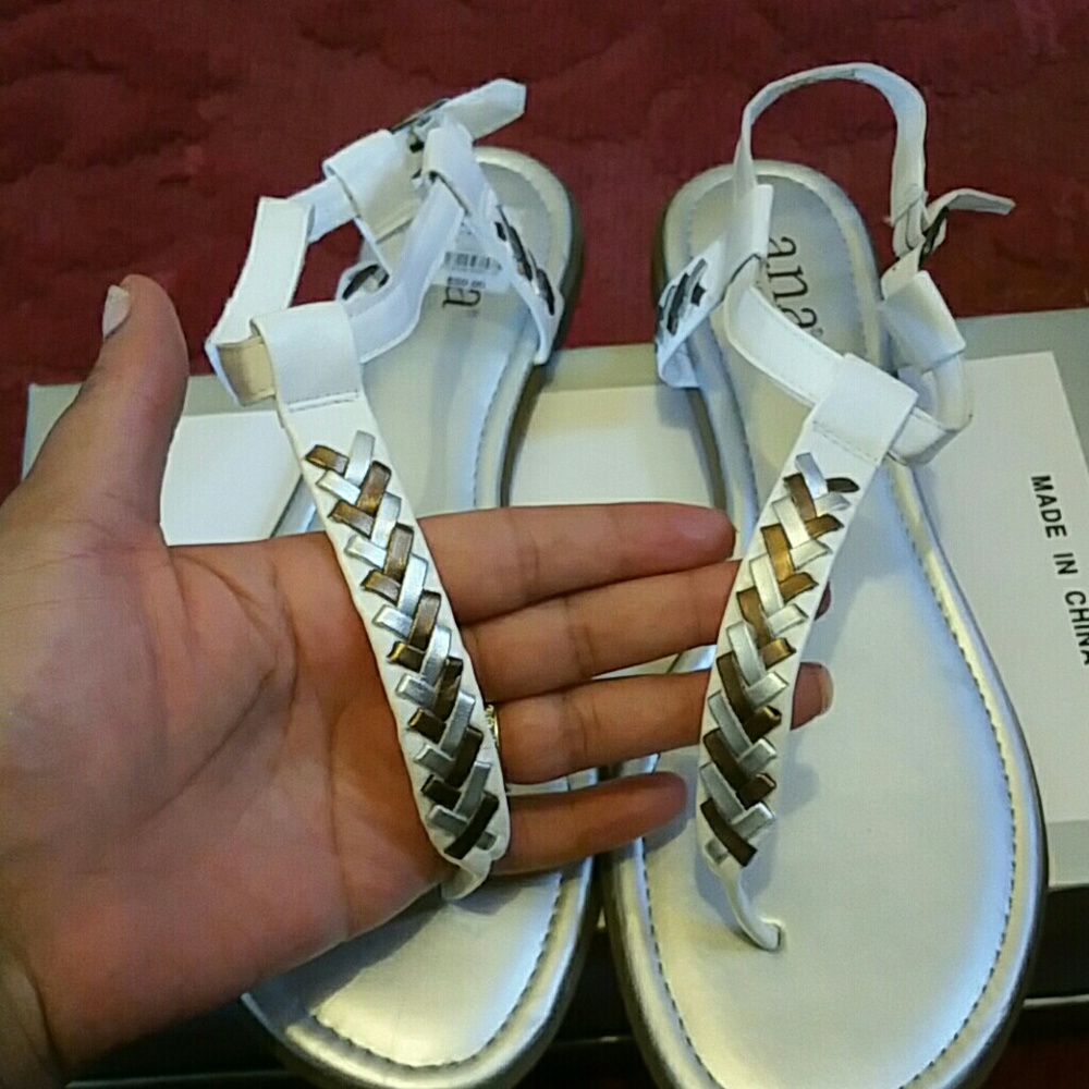 LADIES WHITE & METALLIC BUCKLE THONG SANDALS