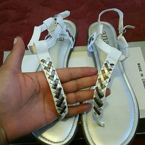 LADIES WHITE & METALLIC BUCKLE THONG SANDALS