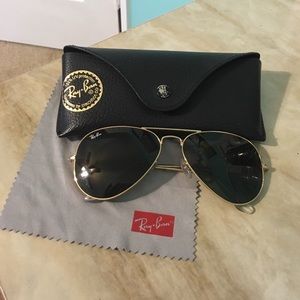 Ray ban classic aviator.