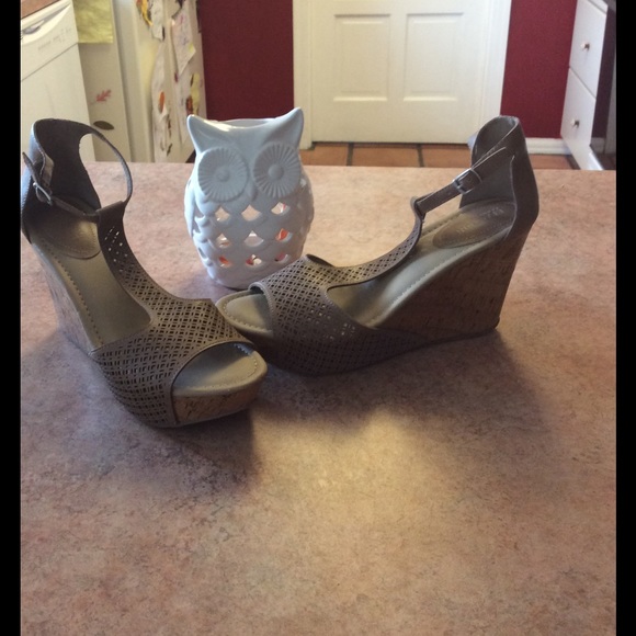 Kenneth Cole Reaction Shoes - Cute tan wedge sandals