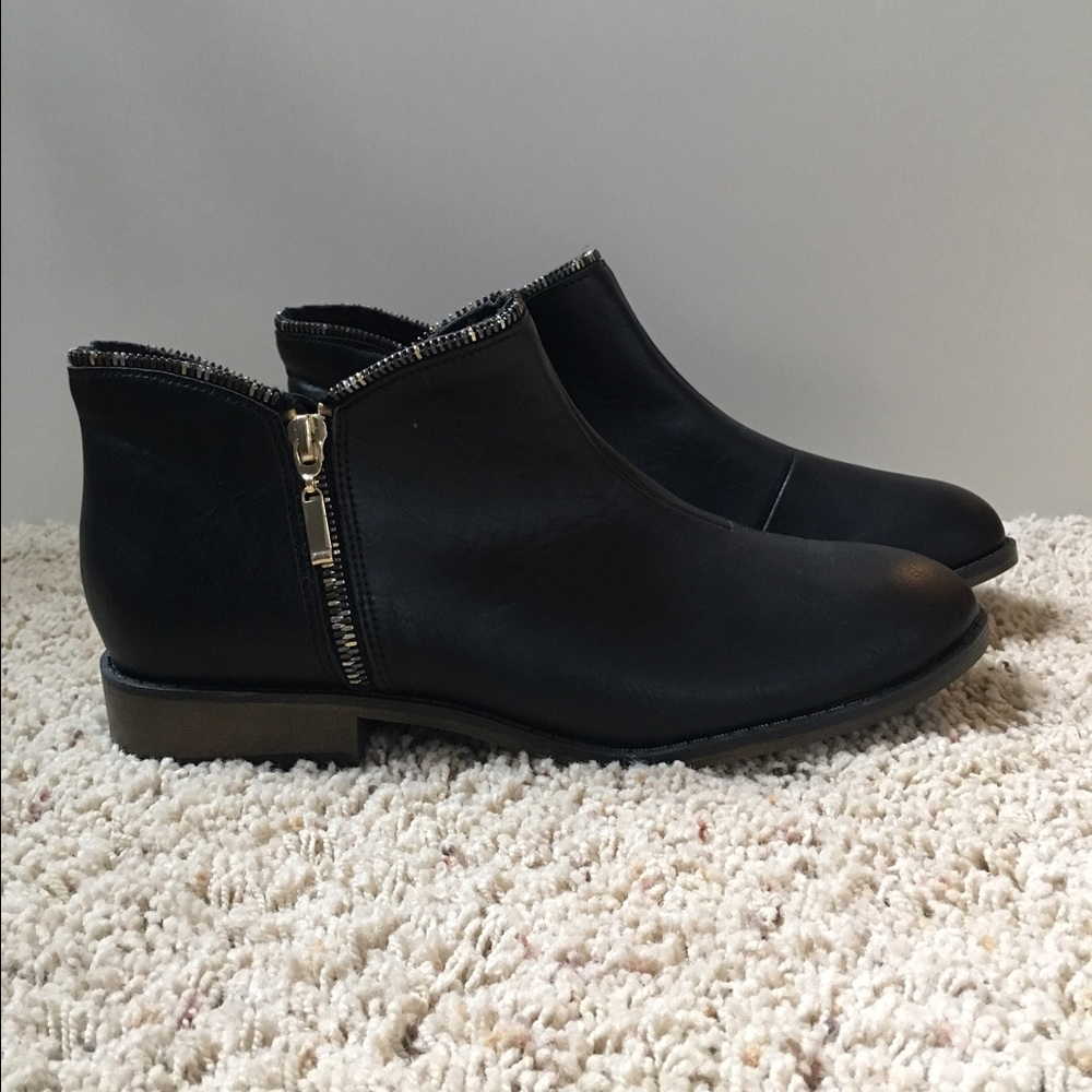 black zipper detailed boots