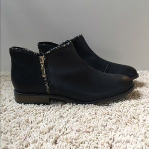 black zipper detailed boots