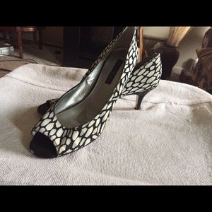 Bandolino black & white pumps