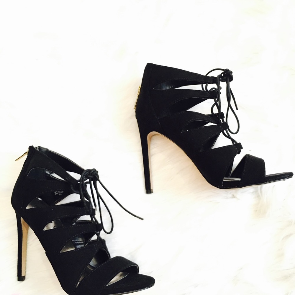 Black lace shoes.🌺🌺