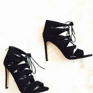 Black lace shoes.🌺🌺