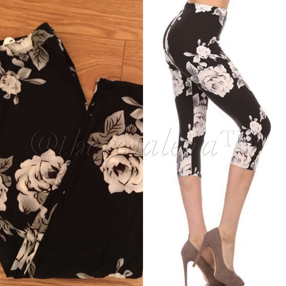 SALE! ❤️Brushed Black w/White Rose Knit Crop Leggings
