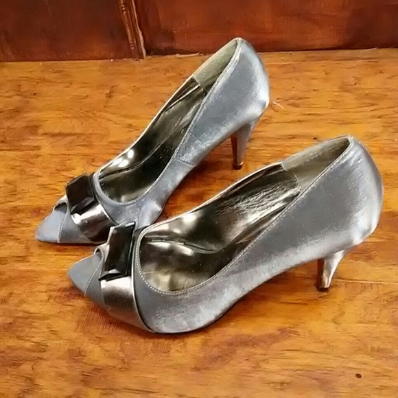 NWOT silver metallic peep toe low heel pump - Picture 2 of 4