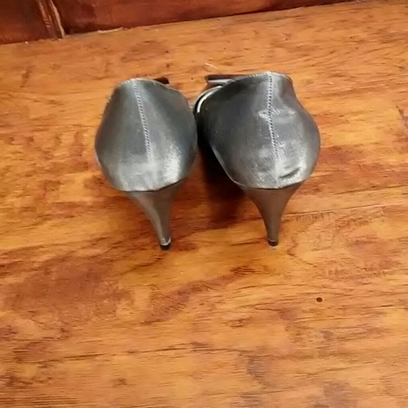 NWOT silver metallic peep toe low heel pump - Picture 3 of 4