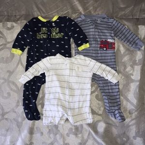 3 Carter's footed pajamas size 9M