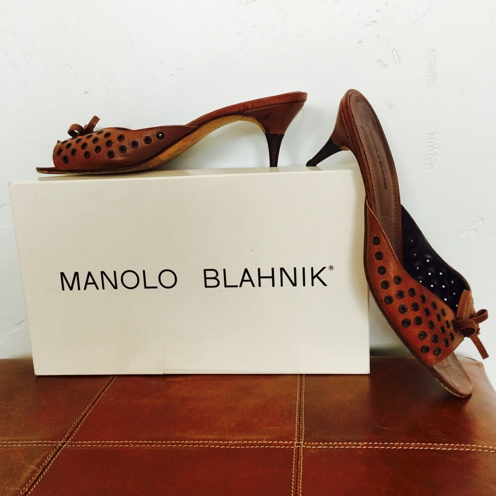 👠 Manolo Blahnik Brown Leather Kitten Heels