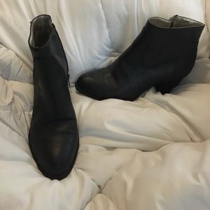 Size 7.5 Chaps black booties