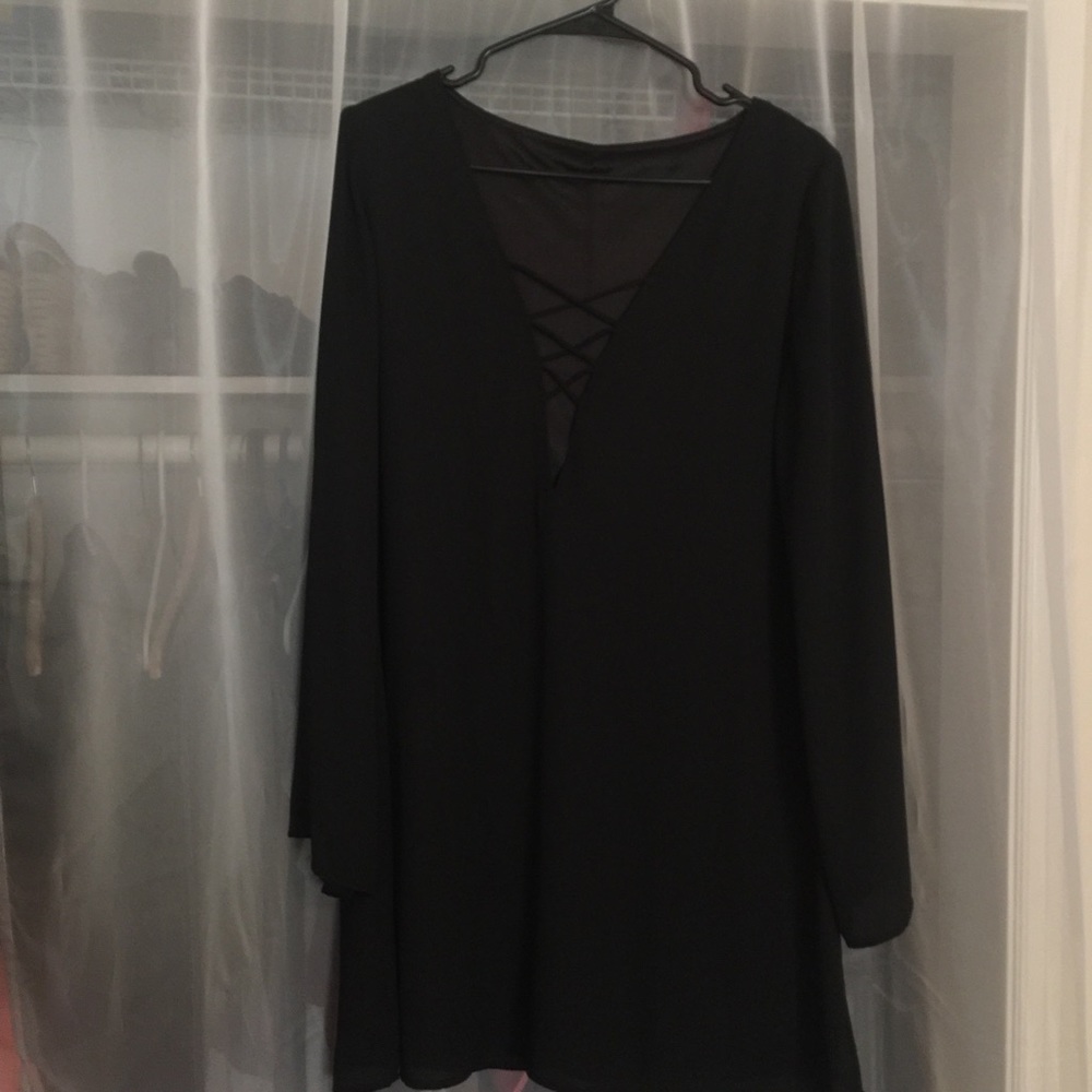 HUGE CLOSET SALE🎉Black deep V criss cross dress