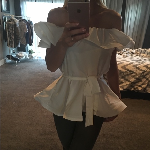 Ruffle Off Shoulder Top 🎉Last One🎉 - Picture 4 of 4