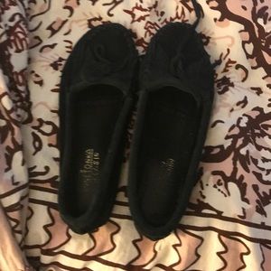 Black Minnetonka moccasins in gray and black