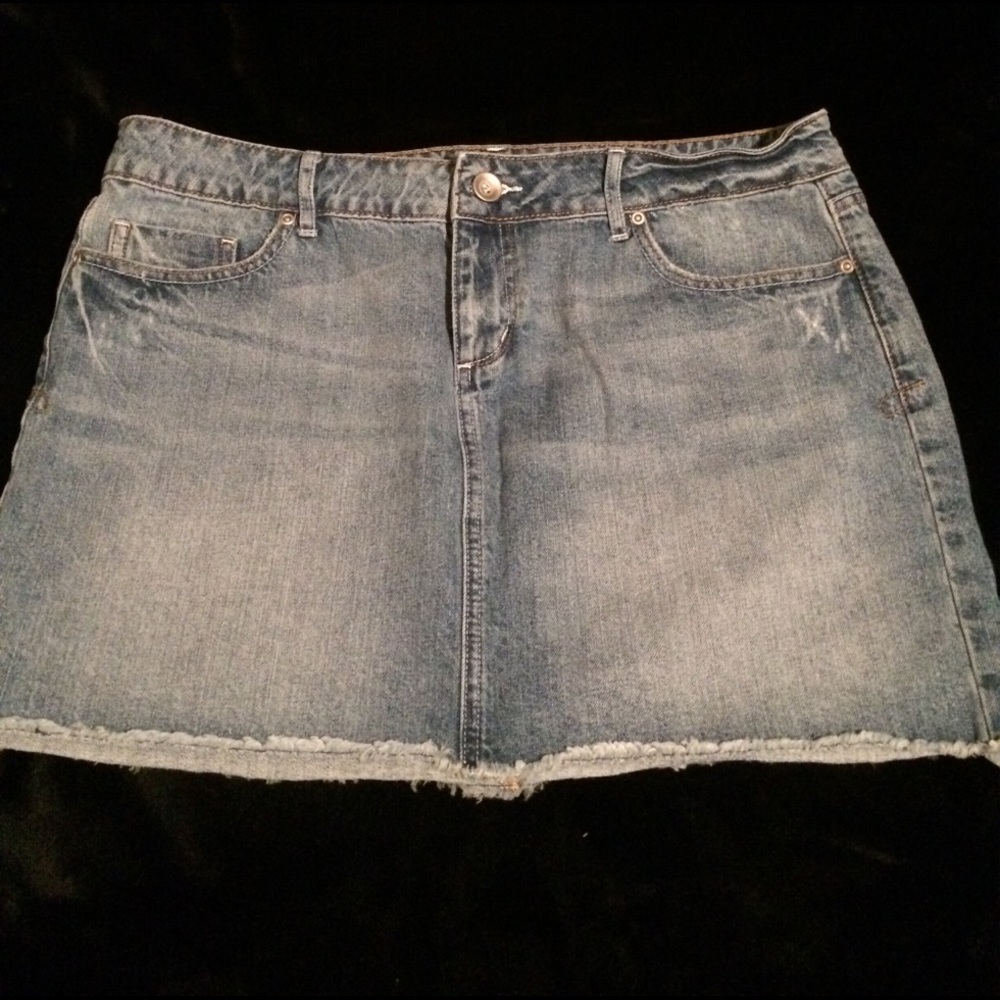 Jean skirt with frayed bottom and metallic threads