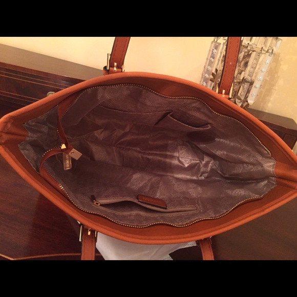 Authentic Michael Kors Saffiano Leather Tote/Bag - Picture 3 of 4