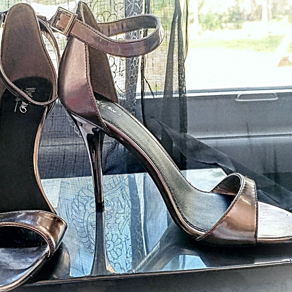 Never worn heels in awesome color