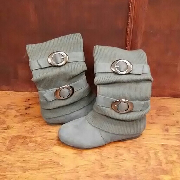 NIB gray faux suede and knit boots with buckles