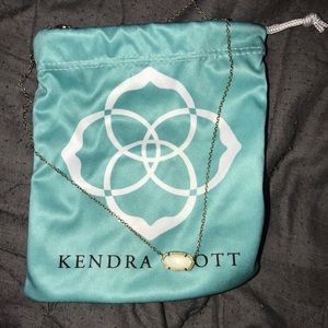 Kendra scott necklace (elisa pendant)