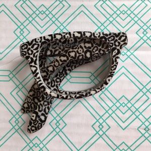 Fake foldable cheetah print glasses