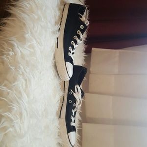 Clasic black and white Chuck T's