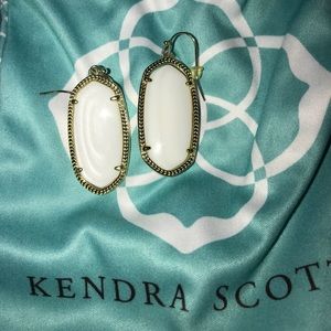 kendra scott elle gold earrings in white pearl