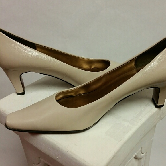 Dove Pumps by Bellini - Picture 2 of 2