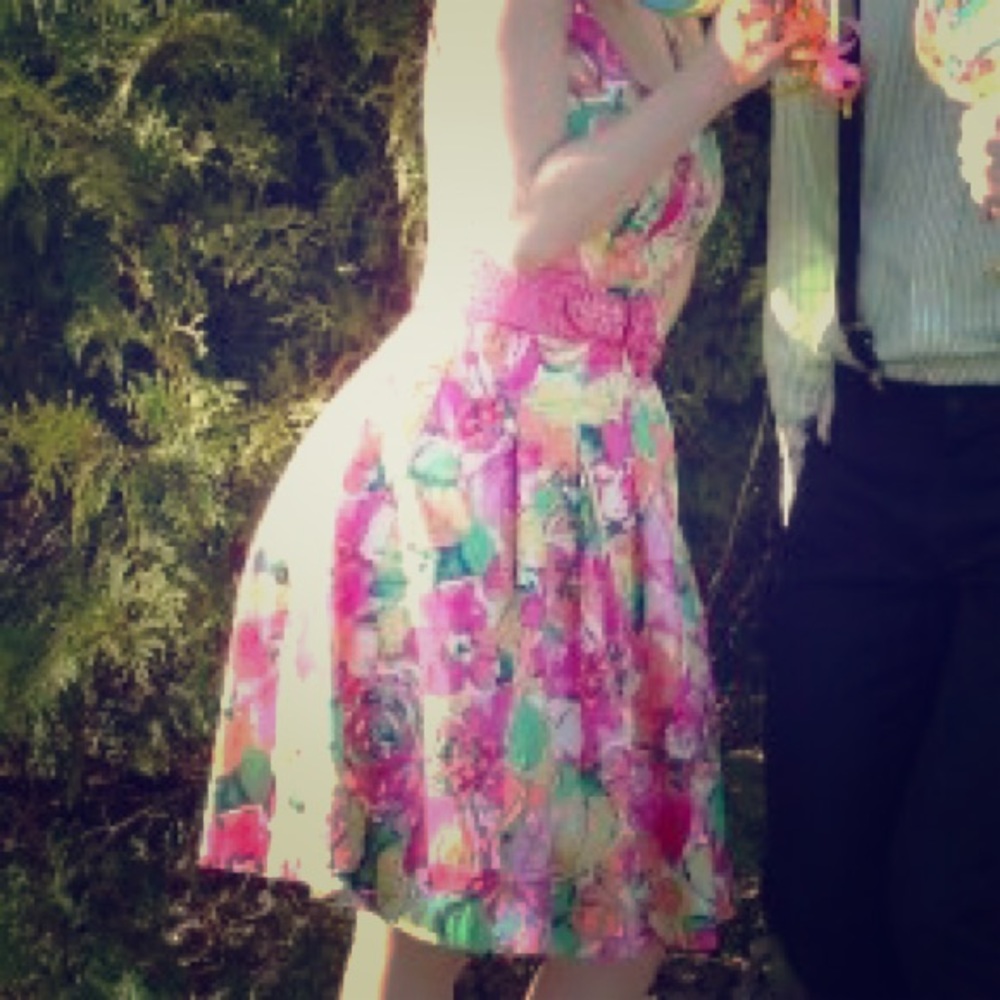 Bright springy floral dress 🌺🌼🌷🌹