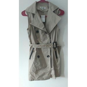 Long sleeveless spring coat