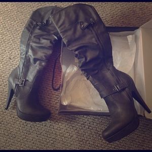 NIB Guess Boots