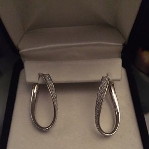 Women's sterling silver Hoop earnings.