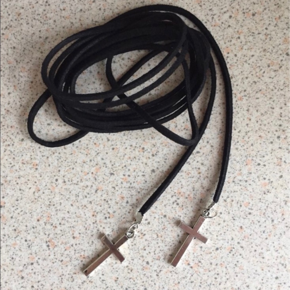 Cross pendant choker necklace