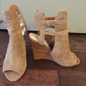 Women's Aldo Wedge shoe in sz 8