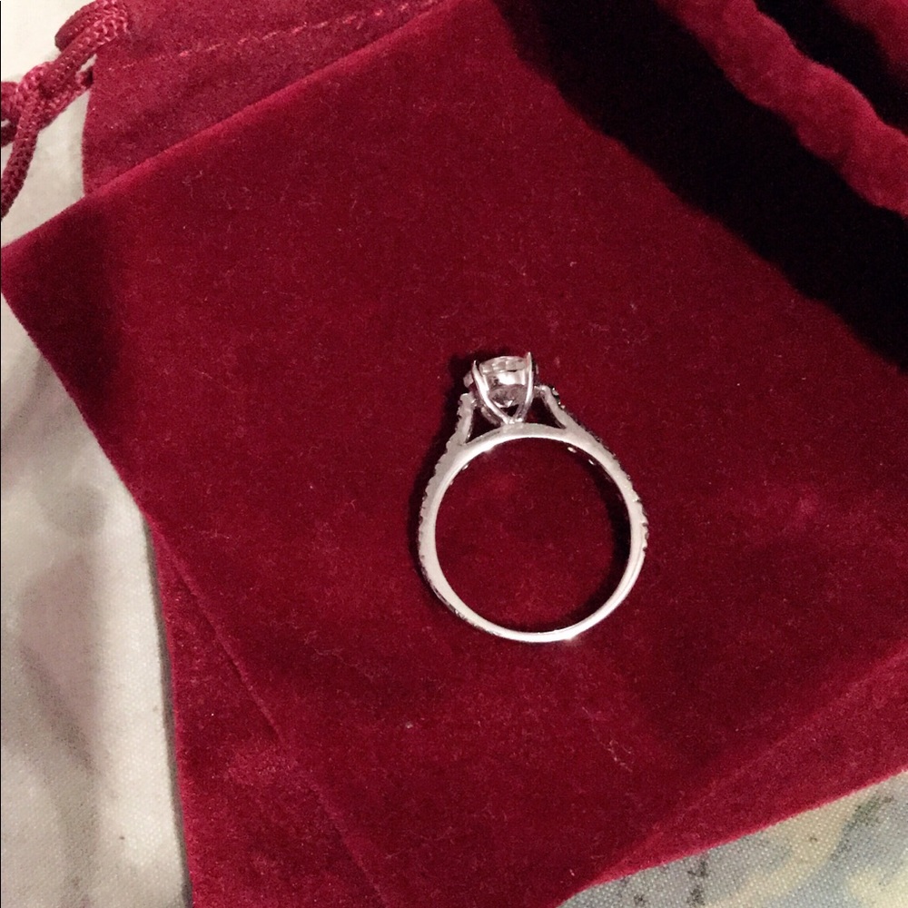 Beautiful Simulated Diamond Ring - image 3