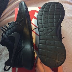 All black nike roshe